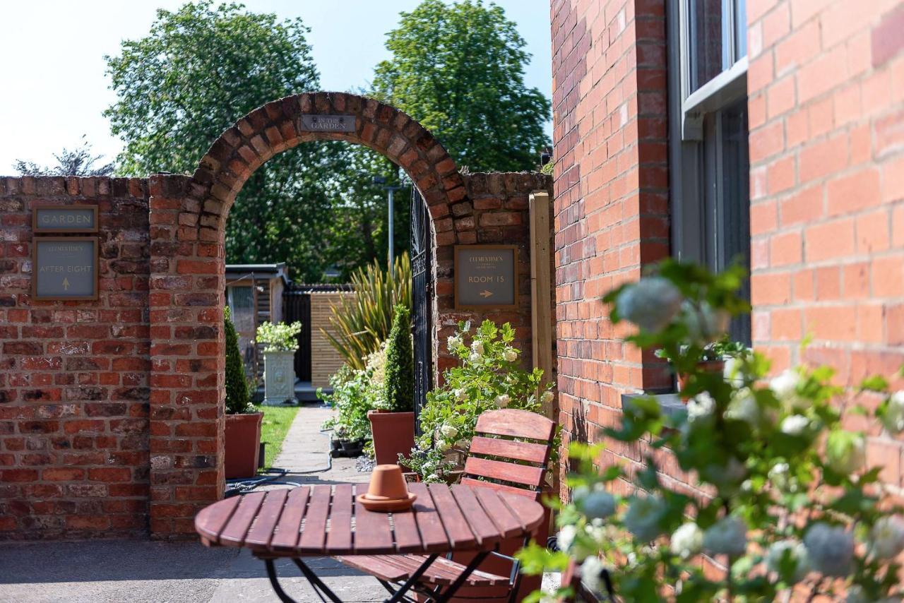 マーマデュークス タウン ハウス ホテル BW プレミア コレクション ヨーク エクステリア 写真 The courtyard at the former stable block