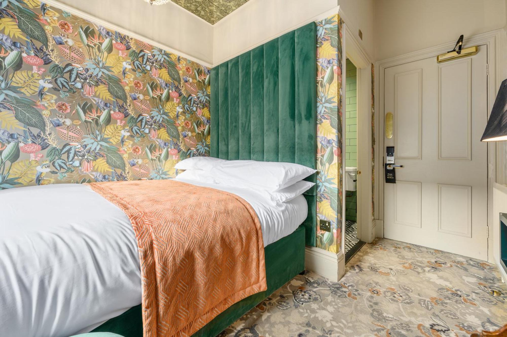 マーマデュークス タウン ハウス ホテル BW プレミア コレクション ヨーク エクステリア 写真 A bedroom at The Mitre Hotel
