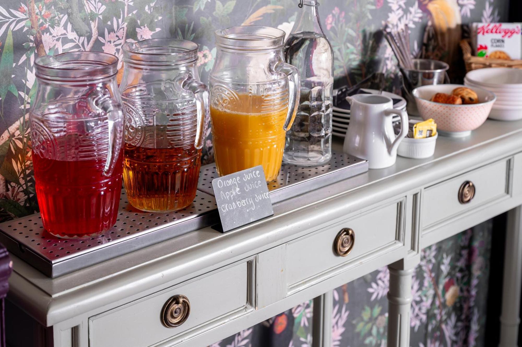 マーマデュークス タウン ハウス ホテル BW プレミア コレクション ヨーク エクステリア 写真 A buffet with a selection of fruit juices